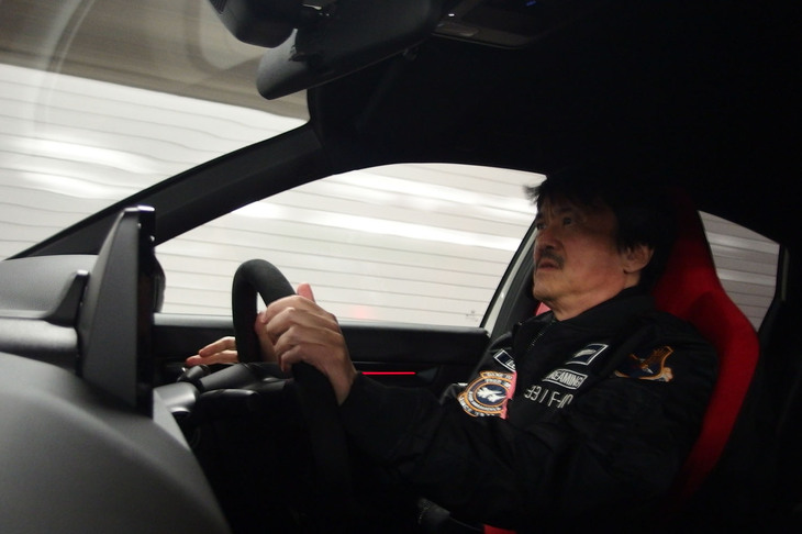 最高出力330PS/6500rpm、最大トルク420N・m/2600-4000rpmの2リッター直4直噴ターボエンジンは、自然吸気エンジン「VTEC」のように回る。トランスミッションはカーマニアが泣いて喜ぶ6段MTのみの設定だ。