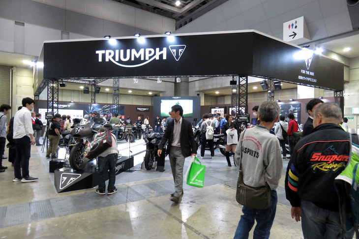 東京モーターサイクルショー2019の会場より、トライアンフの展示ブースの様子。