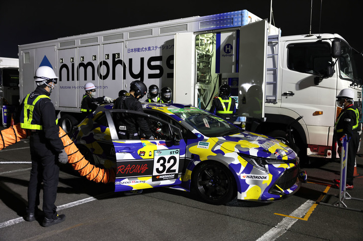 水素の充てんを受ける「カローラH2コンセプト」。2024年には、ルマン24時間レースに水素燃料電池車によるカテゴリーが導入される予定となっており、今回のレースで設けられたレギュレーションは、そこへ向けてトヨタとFIAがつくり上げたものとなっている。