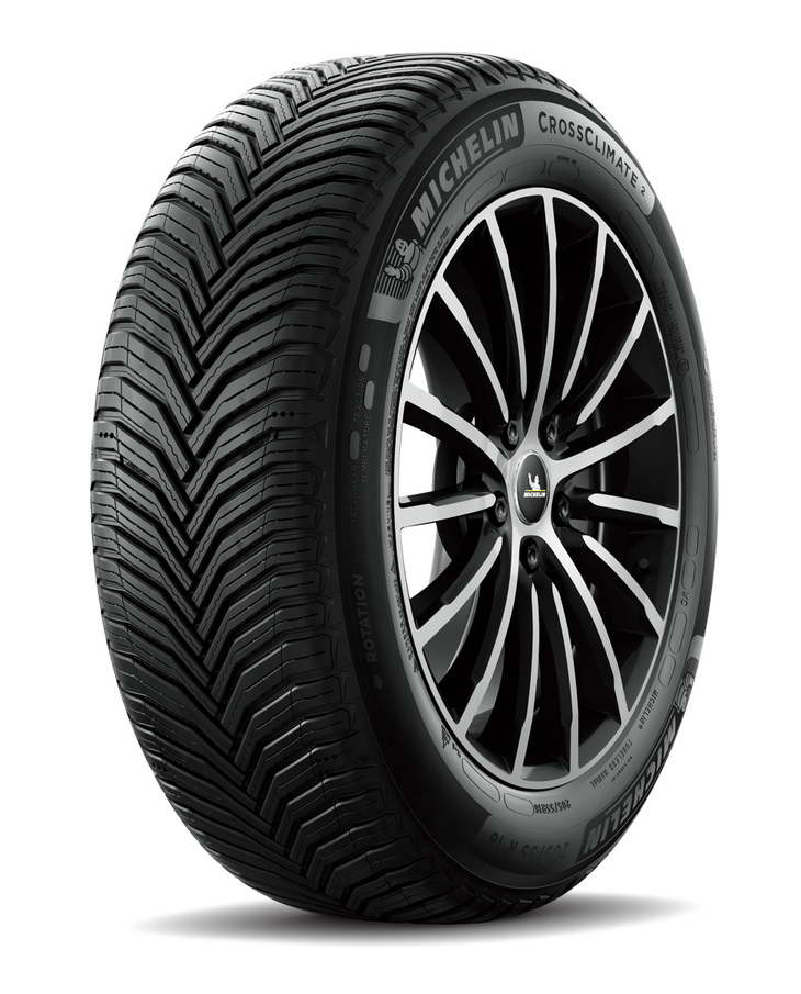 端正なV字デザインのトレッドパターンが特徴のクロスクライメート2。ウエットグリップはもとより、雪上グリップも高められている。基本サイズは175/65R15 88H XL～275/45R20 110H XL VOLの83種類。