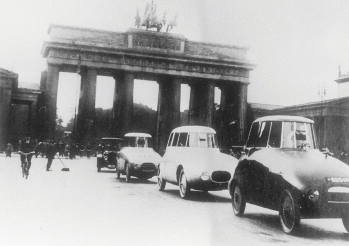 ブランデンブルク門を通るアウディの流線形自動車。シンプルな面構成なのでコンパクトに見えるが、実際には高級車のシャシーに丸いボディーを架装したため、かなり大柄なクルマとなっていた。