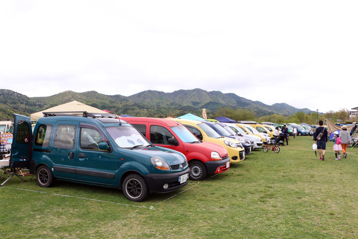 集結する「カングー」のほとんどは現行型の“デカングー”だが、まだまだコンパクトだった初代も多く見受けられる。