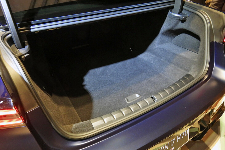 BMW i7 M70 xDrive（トランクルーム）