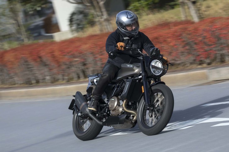 上体は起き気味で足先はリア寄りという、やや独特なライディングポジション。スリッパークラッチやABSが標準で備わっているのはありがたい。