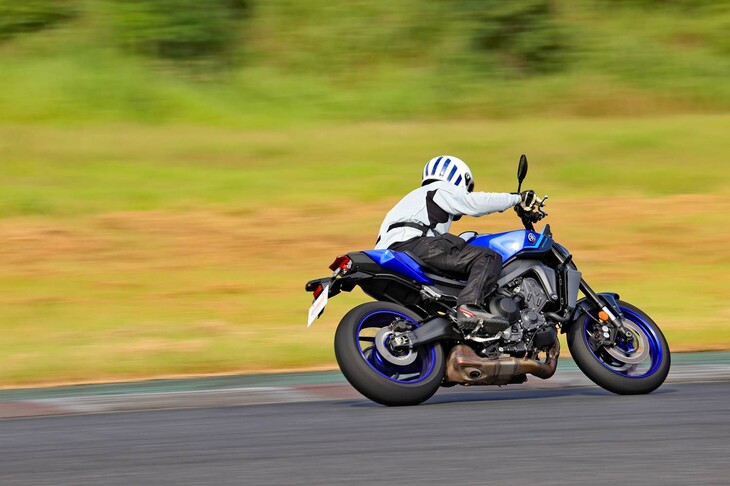 「MT-09」には6軸IMUなども搭載されるが、今のところ「Y-AMT」が変速の判断基準としているのは、車速とエンジントルクのみだ。