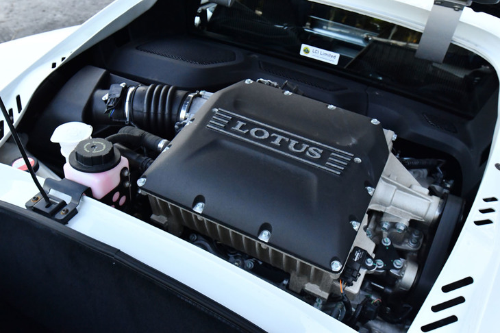 最高出力416PS、最大トルク410N・mの3.5リッターV6スーパーチャージャーユニットをリアミドに搭載。0-100km/h加速3.4秒、最高速度290km/hというパフォーマンスがアナウンスされている。