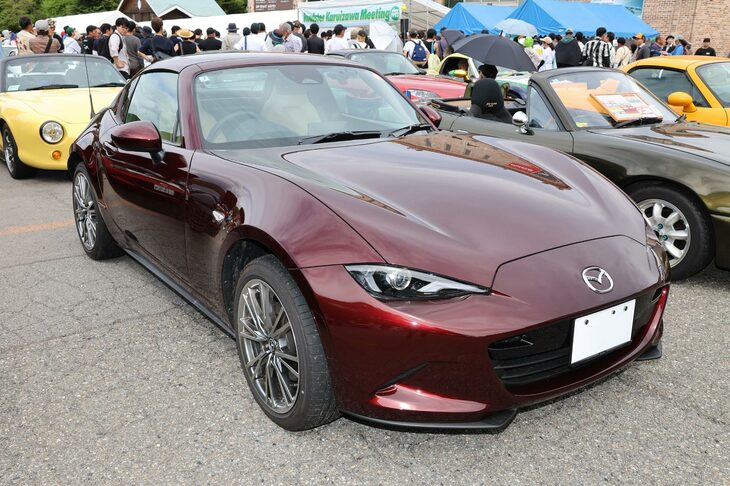 参加車が集う駐車場を散策。こちらは2024年末に正式発表された、「ロードスター」の誕生35周年を記念する特別仕様車「35周年記念車」。今回の会場では、ソフトトップ、「RF」ともに複数台が見受けられた。最大の特徴は、マツダ独自の塗装技術「匠塗TAKUMINURI」による特別塗装色の第4弾「アーティザンレッドプレミアムメタリック」のボディーカラーだ。
