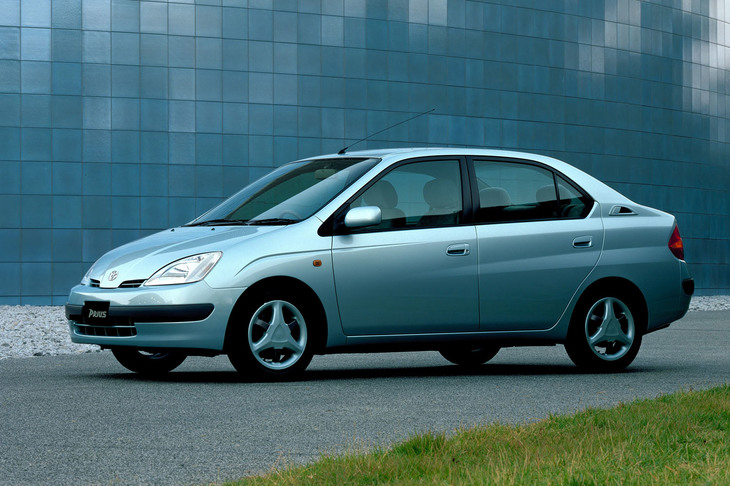 世界初の量産ハイブリッド車として1997年にデビューした初代「トヨタ・プリウス」。
