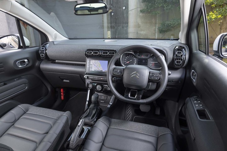 ダッシュボードにはシートと同じファブリックが貼られ、明るくカジュアルな雰囲気だ。パーキングブレーキレバーの形状見直しによってセンターコンソールに2つのカップホルダーが用意された。