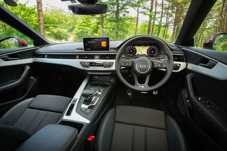 インテリアには水平基調のデザインを採用。ダッシュボード前面やシフトセレクター周辺は「S lineパッケージ」に含まれるブラッシュトアルミニウムのパネルで飾られる。