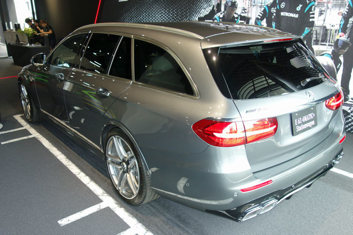 「E63 4MATIC＋ステーションワゴン」のリアビュー。