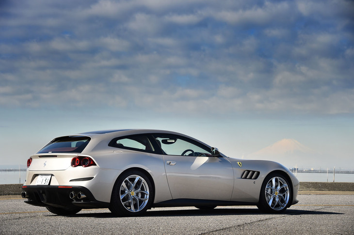 「フェラーリGTC4ルッソT」には、段差のある場所へのアプローチに有効なリフトアップ機構もオプション設定されている。