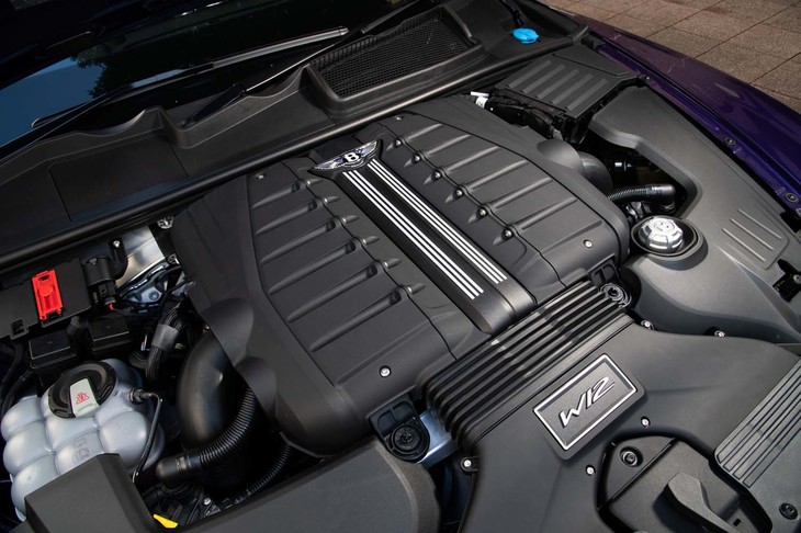 シリンダーを4列に配列した6リッターW12エンジンは最高出力635PSを発生。最大トルク900N・mは、1500-5000rpmという広い回転域で生み出される。