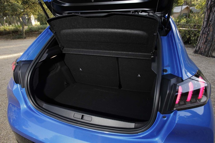 全車、荷室の容量（VDA方式）は5人乗車時で265リッター。EVではないエンジン搭載車では、フロア下に44リッターの予備スペースが確保される。