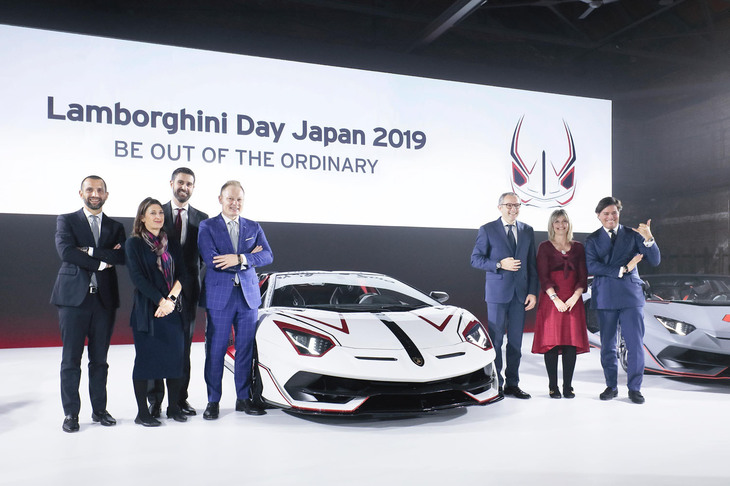 「Lamborghini Day Japan 2019」で発表された、歌舞伎をモチーフにしたという日本限定バージョンと関係者の面々。右から3番目がランボルギーニの会長兼CEO、ステファノ・ドメニカリ氏、一番左がランボルギーニ・ジャパンのカントリーマネージャー、フランチェスコ・クレシ氏。