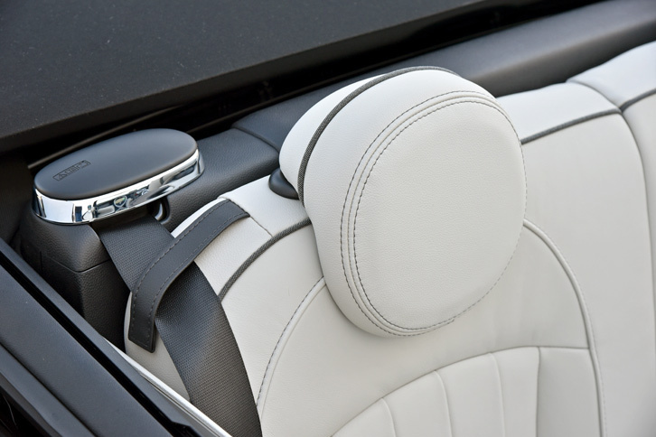 
	「アクティブ・ロールオーバープロテクション」とは、横転時に上方にバーがとび出すことで乗員を保護する安全装備。写真の、楕円（だえん）形状のバーツの下に備えられている。
	