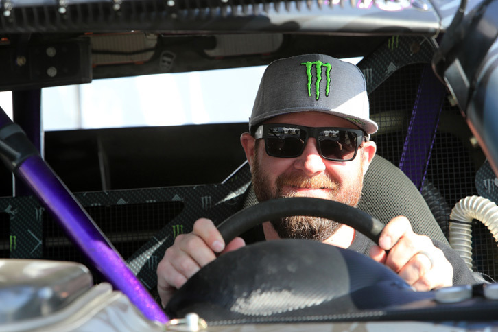 試乗会の会場には、「バハ1000」などで活躍するアメリカ人ドライバー、BJボールドウィン氏も登場。豪快な走りを披露する予定だったが、競技車両用の特殊な燃料が手に入らず、デモランは中止となってしまった。