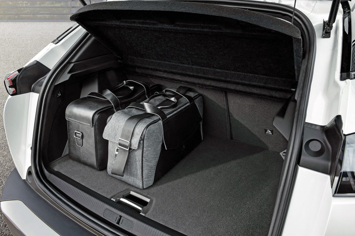 ボディーサイズの拡大と新プラットフォームの採用により、荷室は大幅に容量が拡大された。