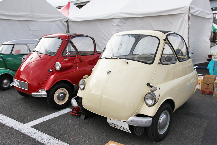 バブルカークラブのクラブスタンドより、1955年「イソ・イセッタ」（右）と1957年「BMWイセッタ」（左）。イタリアのイソが本家で、BMWはライセンス生産だが、生産台数は後者のほうが多く、知名度も高い。