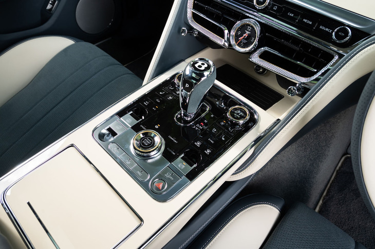 ずらりとスイッチを並べたセンターコンソールは昨今の潮流には反しているが、やはりベントレーにはこれが似合っている。ダイヤルのローレット加工はオプション。