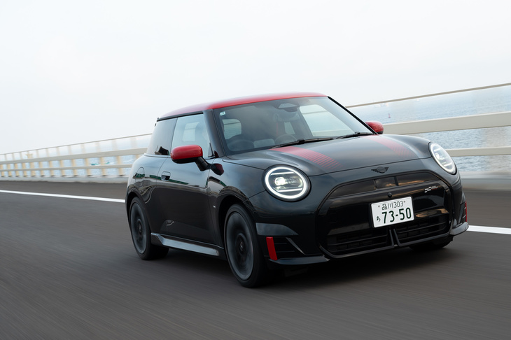 外装は「MINI」らしいスタイリングに加え、高い空力性能も追求。開口部をなくしたアンダーボディーとグリル、専用カラーのリアディフューザーによって空気抵抗を低減するとともに、独自形状のフロントバンパーとリアスポイラーによってダウンフォースを増強。走行安定性を高めている。