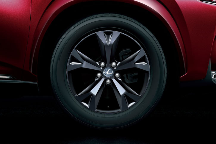 ホイールもブラック仕上げが施される。タイヤは225/60R18サイズが装着される。