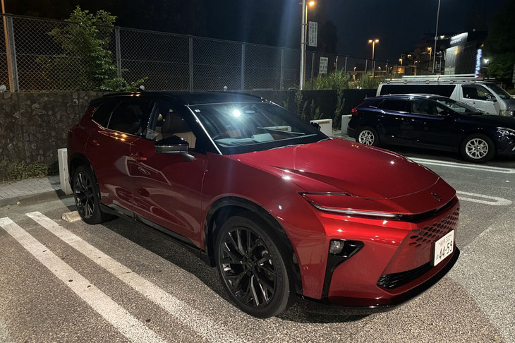 「クラウン エステート」のフロントビュー。バンパーと一体になったグリルや薄目のヘッドランプデザインが実にイマ風である。