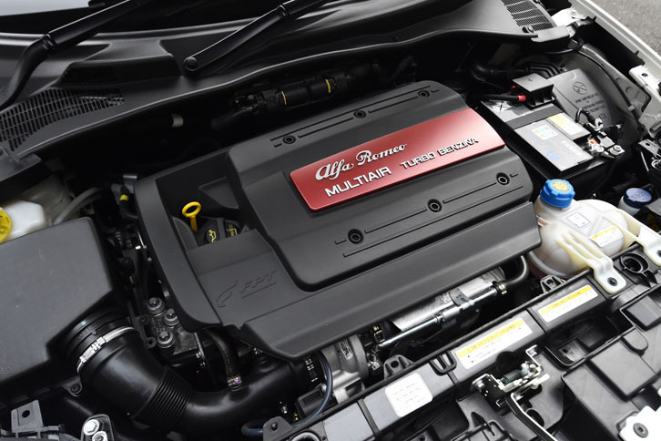 1.4リッターのマルチエア・ターボユニットは135psと19.4kgm（Dynamic選択時は23.5kgm）を発生する。