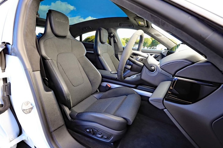 内装がレザーフリー素材で仕立てられるのも「タイカン」の特徴。全9色がラインナップされており、試乗車はブラックをチョイスしていた。