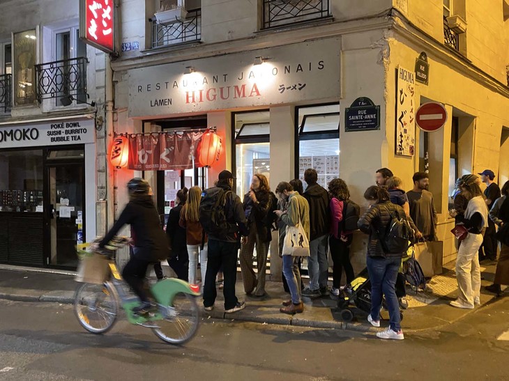 オペラ座周辺の日本レストラン街は大盛況。食堂前に並ぶことをいとわない、若い世代が増えていることを如実に感じさせるショットである。