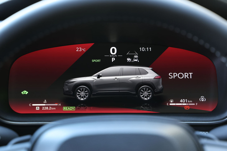 「カローラ クロスGRスポーツ」では、「NORMAL」「SPORT」「ECO」「SNOW EXTRA」の4つから走行モードが選択できる。写真はエンジンの回転数を高く維持し、モーターのパワーとレスポンスを最大限に向上させるSPORTモード選択時のメーター表示。