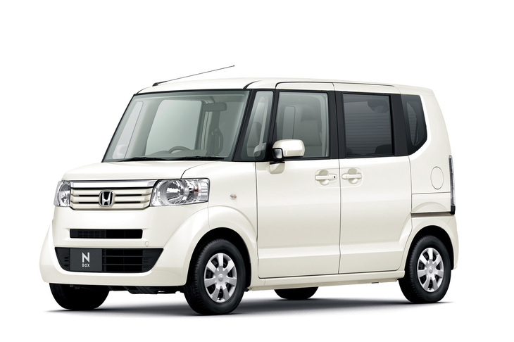 2011年11月に発表された初代「N BOX」。車名の「N」は、新しい（New）、これからの（Next）、日本の（Nippon）、乗り物（Norimono）からとられたキーワードと説明された。ちなみに登場時は「N」と「BOX」の間にハイフンのつかないN BOXと表記されていた。