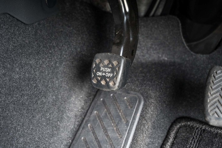 パーキングブレーキは足踏み式。センターコンソールを広々と使うための措置だという。