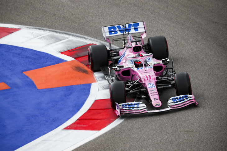 レーシングポイントのセルジオ・ペレス（写真）は、ロシアGP予選で見事4位を仕留め、レースでもステディーな走りで4位のままゴール。同GP初開催の2014年以来、ソチでは一度もポイントを逃したことがなく、さらに今季全戦で得点しているという、中堅チームのドライバーの鑑（かがみ）のような彼だが、今季限りでチームを追い出されることが既に決まっている。来年の去就については未定というが、F1からいなくなるとなれば、これほどもったいないこともない。チームメイトのランス・ストロールは、予選Q2での赤旗再開前にオーバーヒートに見舞われ13位。アルボンのグリッド降格ペナルティーで12番グリッドからスタートするも、スタート直後にシャルル・ルクレールに当てられクラッシュ、リタイア。（Photo=Racing Point）