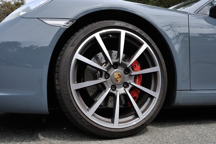 タイヤサイズはフロントが245/35ZR20、リアが305/30ZR20。