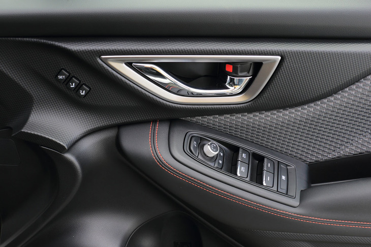 シート表皮と同じはっ水性のファブリック素材は、ドアの内張りにも用いられている。