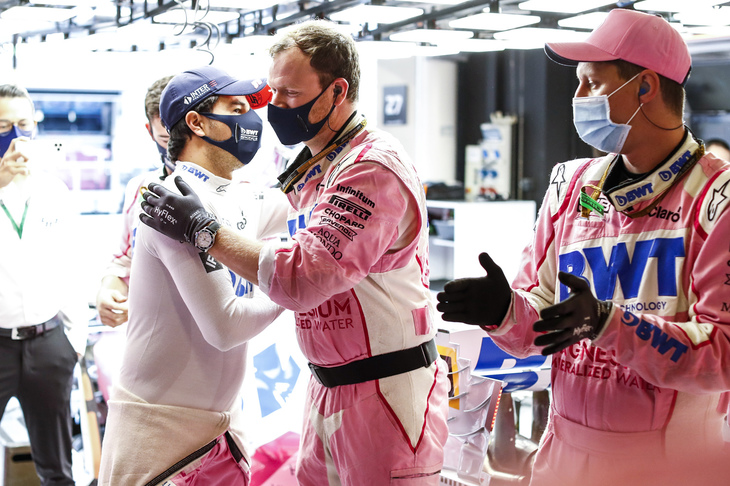 前戦サキールGPで劇的初優勝を遂げたセルジオ・ペレス（写真左）は、アブダビGPがレーシングポイントでの最後のレース。パワーユニット交換で19番グリッドに降格とハンディを負ってスタートするも、不運にもメカニカルトラブルで10周目にリタイアとなり有終の美を飾れず。残ったランス・ストロールは10位入賞で1点しかポイントを追加できず、チームはコンストラクターズランキング3位をマクラーレンに奪われてしまった。来季はアストンマーティンの名を背負っての再出発。チームを追い出されるかっこうのペレスは、まだ2021年のシートを見つけられていない。（Photo=Racing Point）