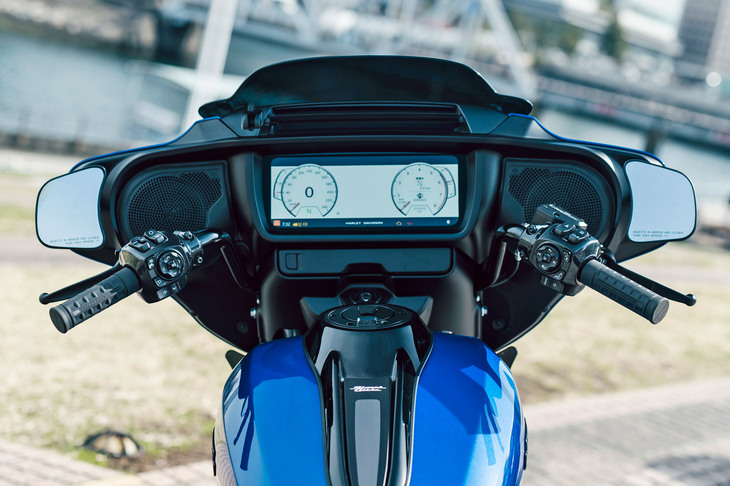 両者で大きな違いとなっているのがフェアリングとハンドルまわり。「ストリートグライド」ではフェアリングはハンドルマウントで、フェアリングの左右端にミラーが備わる。