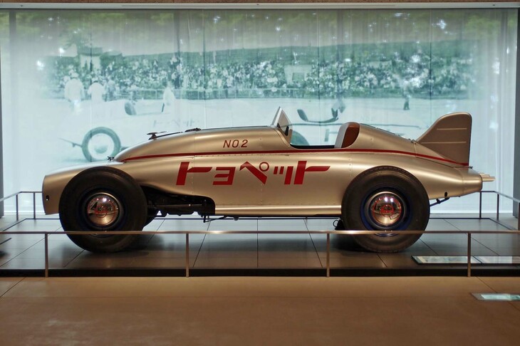 「レースを通じての技術の向上」を目指し、1951年に製作された「トヨペットレーサー」。展示車両は、そのレプリカ。