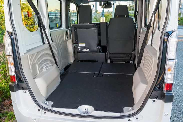 後席を倒したところをテールゲート側から。ルームランプはフロントとセンター、そしてラゲッジルームの計3つが備わっている。