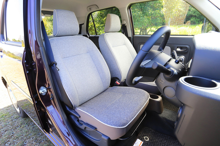 最上級グレード「G“SA III”」のフロントシートには、パイピング加飾を施したコンビネーションカラーフルファブリックシートが備わる。