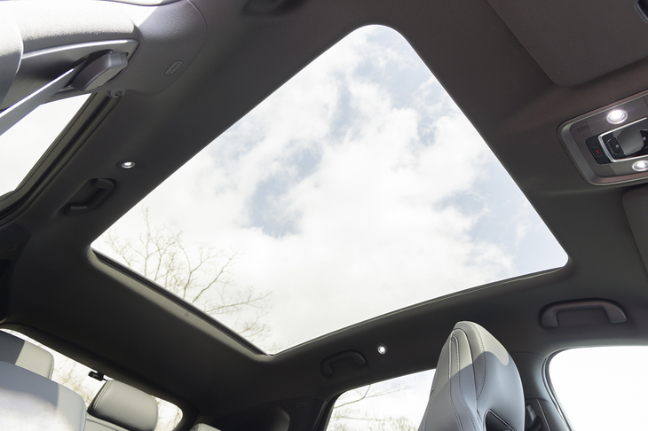 屋根一面を覆う巨大なガラスルーフを装備。中国の顧客向けには必須のアイテムらしい。