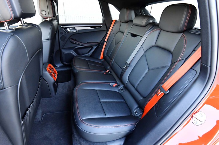 フロントシートと同様にオレンジ（パパイヤ）のステッチが入れられた、試乗車のリアシート。シートヒーターやリア用のサイドエアバッグはオプションとなる。