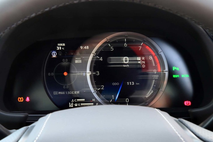 「IS300“Fスポーツ”」の計器盤。中央部がメーターリングごとスライドすることで、表示される情報が切り替わる。