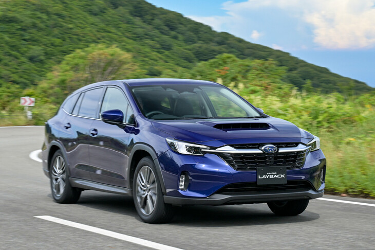 新潟・佐渡島の試乗会にて、大佐渡スカイラインを走る「スバル・レヴォーグ レイバック」のプロトタイプ。
