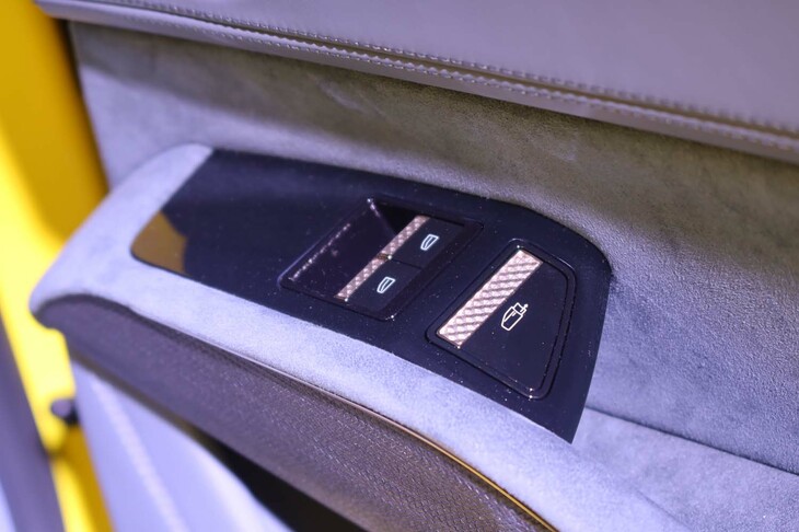 ロータス・エレトレR（ボタン式のドアオープナー）