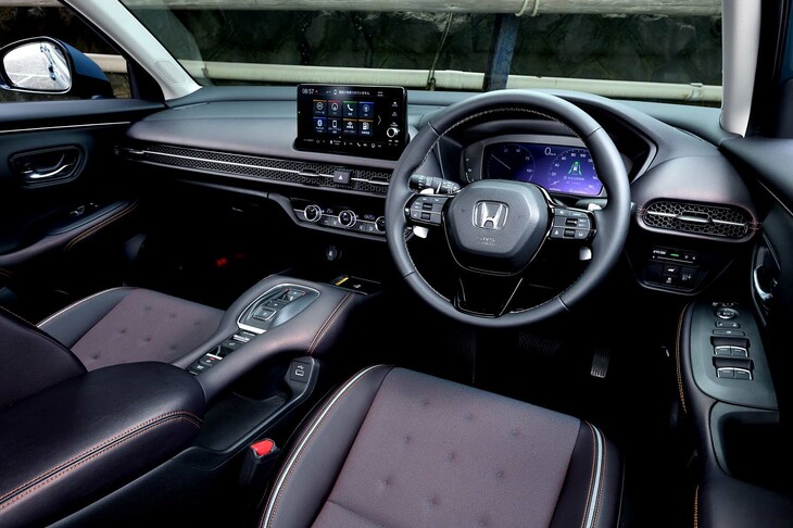 水平基調のインストゥルメントパネルをハニカムパターンのメッシュが横断する。全体の仕立ては「シビック」とほとんど変わらない。