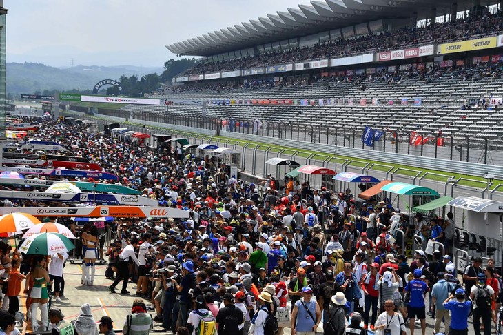 2019年8月3日に富士スピードウェイで行われた、SUPER GT第5戦予選のピットウオーク風景。予選日にもかかわらず、ビットレーンは大勢の熱心なファンで埋め尽くされた。