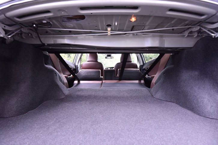 後席は、ダブルフォールディングの可倒式。前方に折りたたむことで荷室の容量を拡大できる。写真は、荷室側からキャビン内部を見た様子。