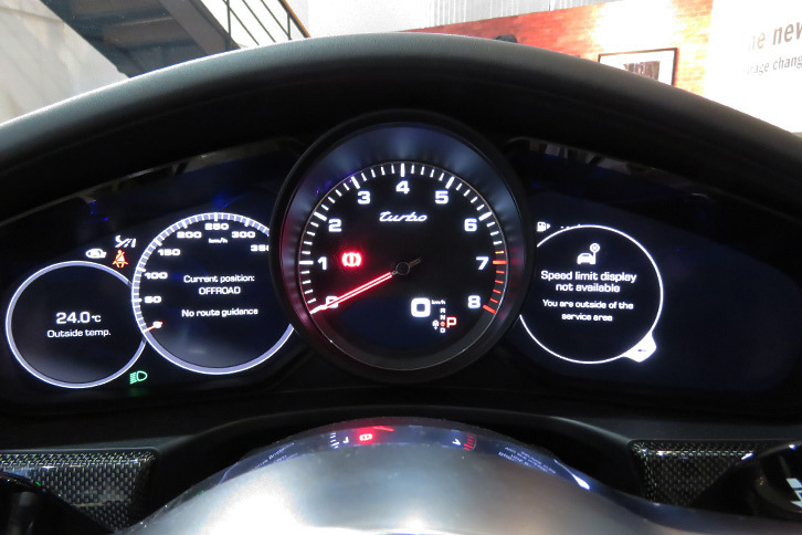 ポルシェ・パナメーラ ターボ（メーターパネル）